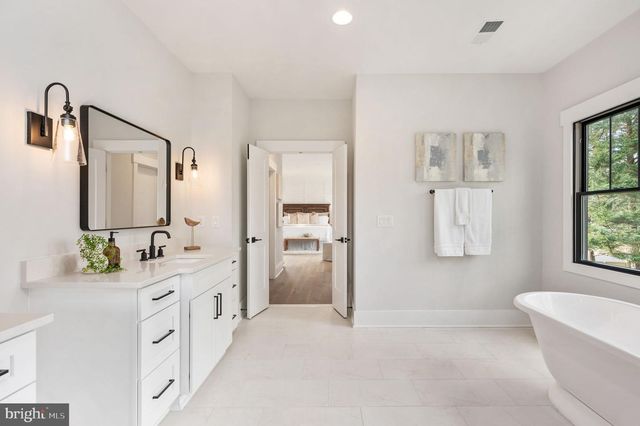 1022 HILLCREST DR SW, Vienna, VA 22180