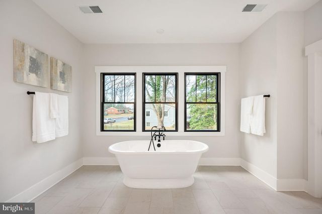 1022 HILLCREST DR SW, Vienna, VA 22180