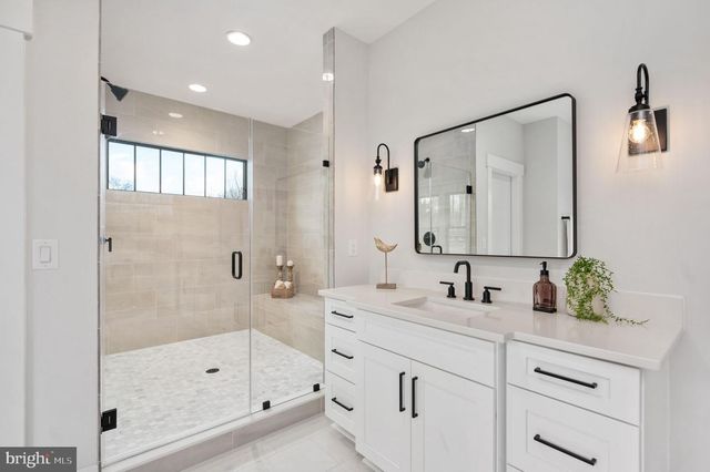 1022 HILLCREST DR SW, Vienna, VA 22180