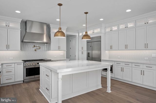 1022 HILLCREST DR SW, Vienna, VA 22180