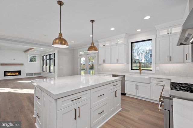 1022 HILLCREST DR SW, Vienna, VA 22180