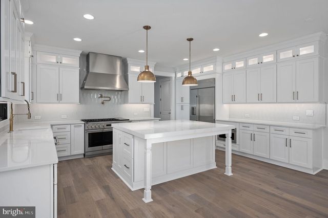 1022 HILLCREST DR SW, Vienna, VA 22180