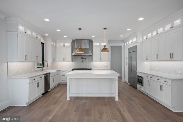 1022 HILLCREST DR SW, Vienna, VA 22180