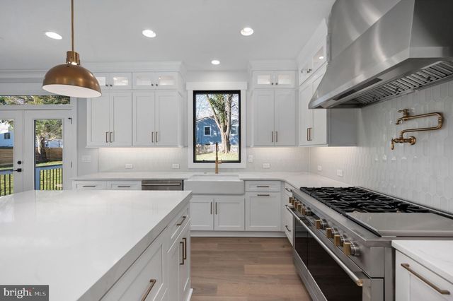 1022 HILLCREST DR SW, Vienna, VA 22180