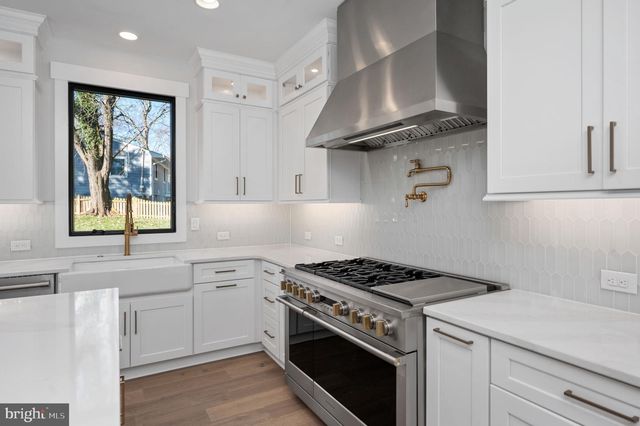 1022 HILLCREST DR SW, Vienna, VA 22180