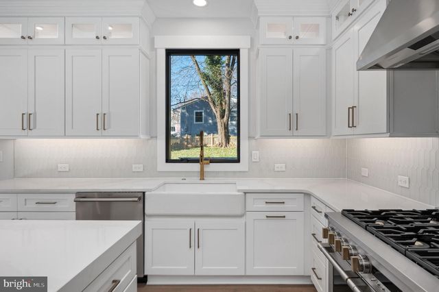 1022 HILLCREST DR SW, Vienna, VA 22180