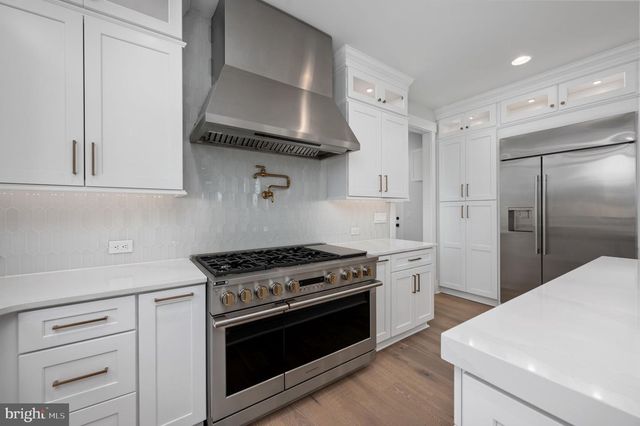 1022 HILLCREST DR SW, Vienna, VA 22180