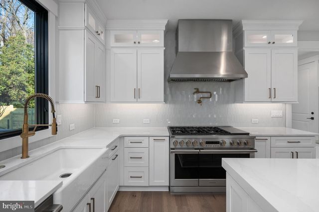 1022 HILLCREST DR SW, Vienna, VA 22180