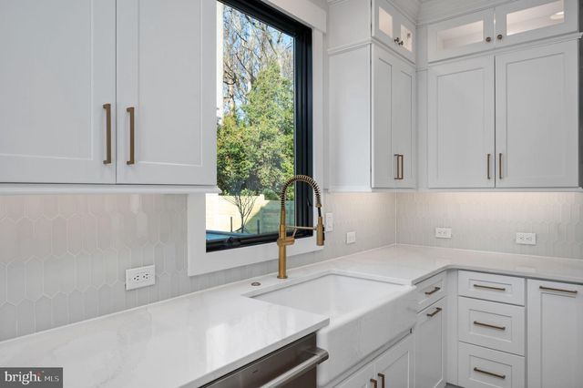 1022 HILLCREST DR SW, Vienna, VA 22180