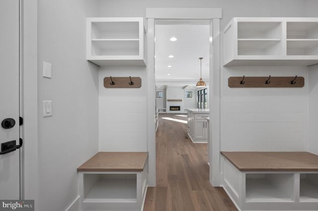 1022 HILLCREST DR SW, Vienna, VA 22180