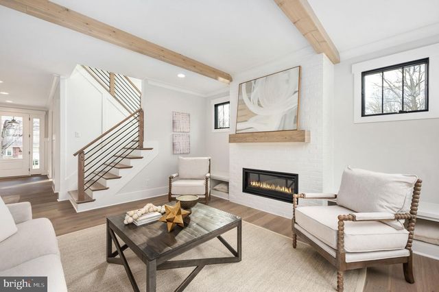 1022 HILLCREST DR SW, Vienna, VA 22180