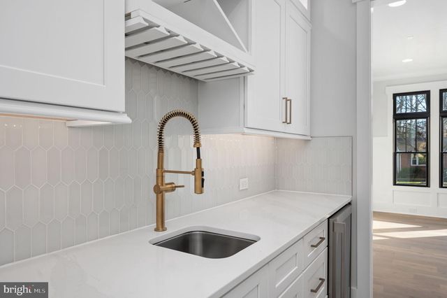 1022 HILLCREST DR SW, Vienna, VA 22180