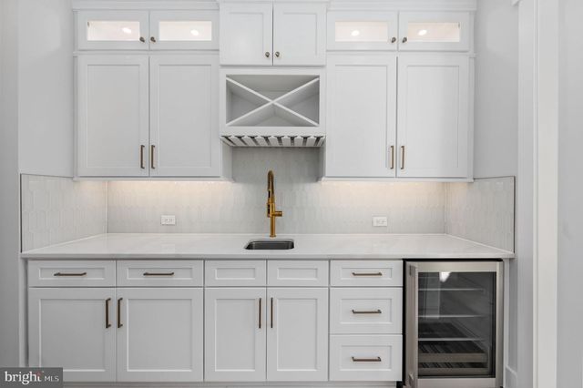 1022 HILLCREST DR SW, Vienna, VA 22180