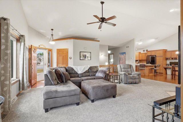 N7791 Maple Ridge ROAD, Oconomowoc, WI 53066