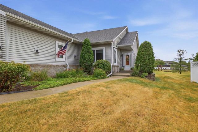 N7791 Maple Ridge ROAD, Oconomowoc, WI 53066