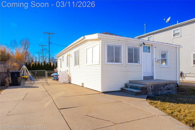 28029 Rosemont Street, Roseville, MI 48066