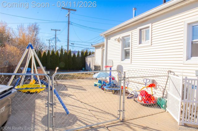 28029 Rosemont Street, Roseville, MI 48066