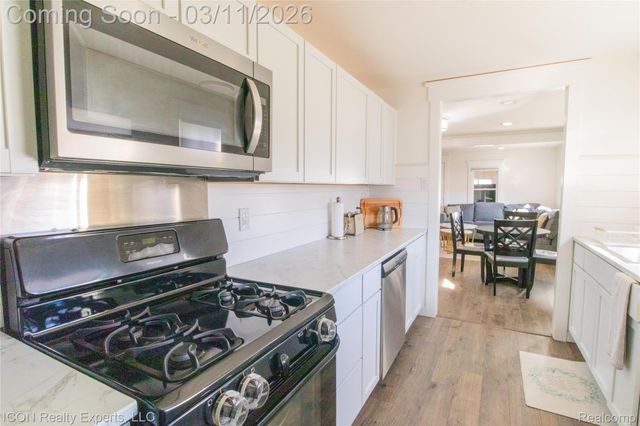 28029 Rosemont Street, Roseville, MI 48066