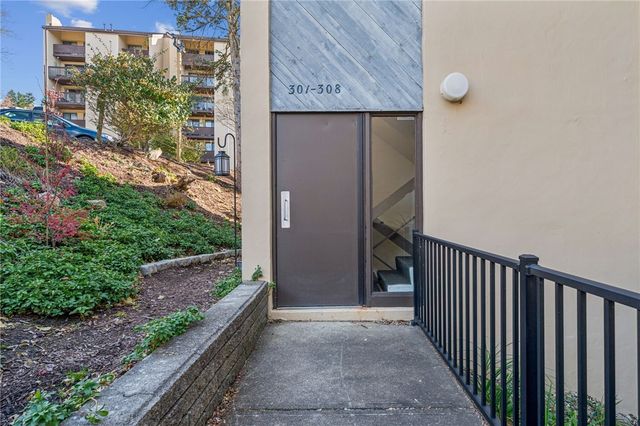 2034 Swallow Hill Rd 306, Scott Twp, PA 15220