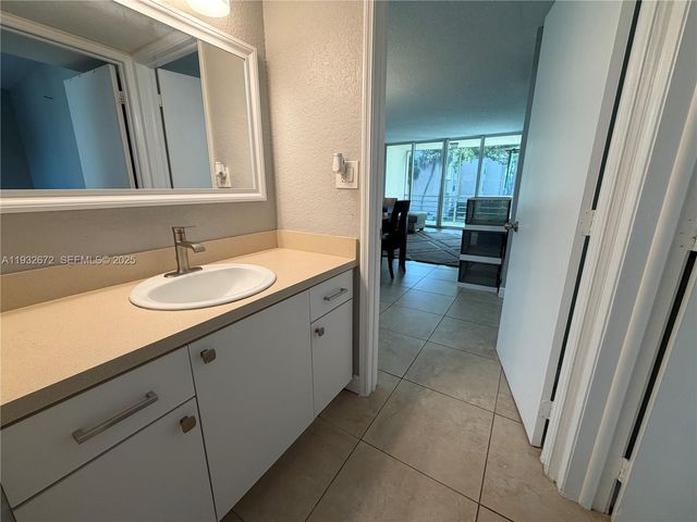 9491 Evergreen Pl 201, Davie, FL 33324