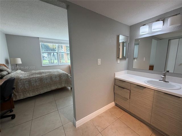 9491 Evergreen Pl 201, Davie, FL 33324