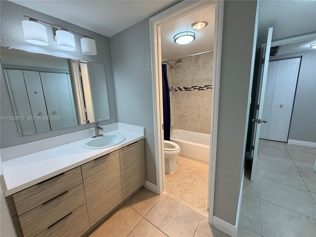 9491 Evergreen Pl 201, Davie, FL 33324