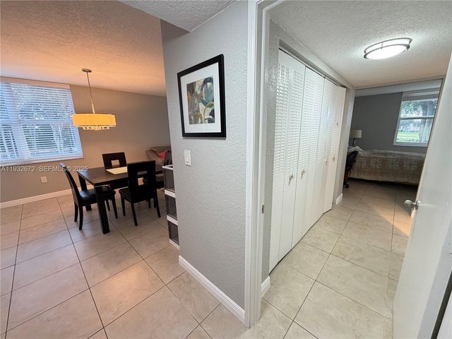 9491 Evergreen Pl 201, Davie, FL 33324