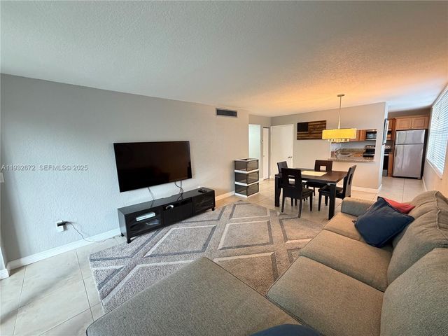 9491 Evergreen Pl 201, Davie, FL 33324