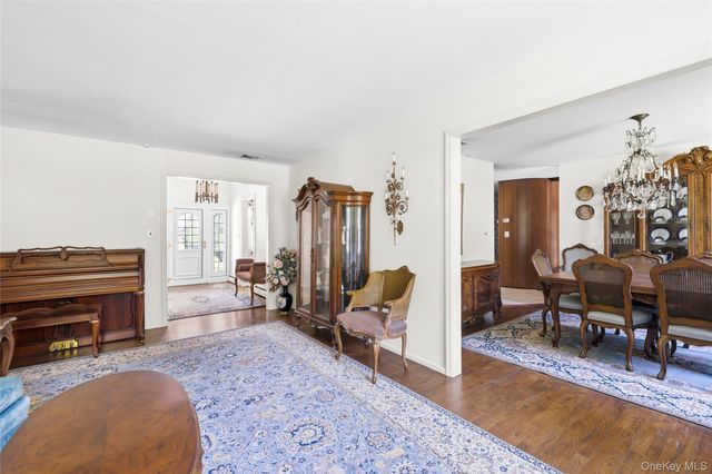 315 Laurel Lane, Laurel Hollow, NY 11791