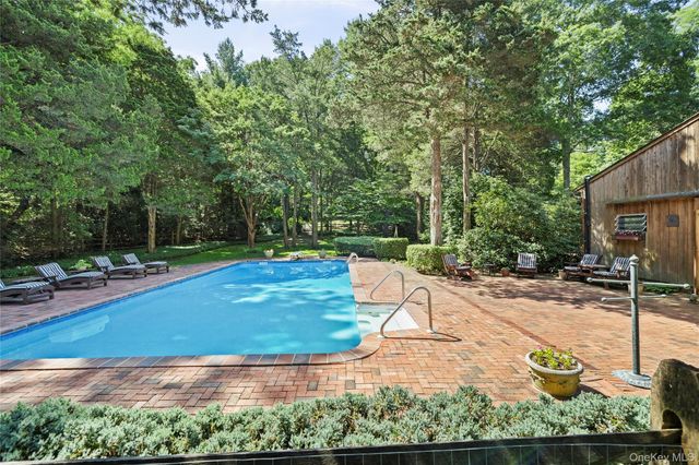 315 Laurel Lane, Laurel Hollow, NY 11791