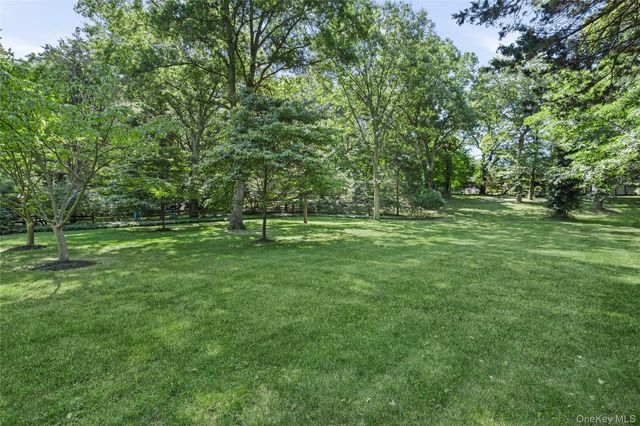 315 Laurel Lane, Laurel Hollow, NY 11791