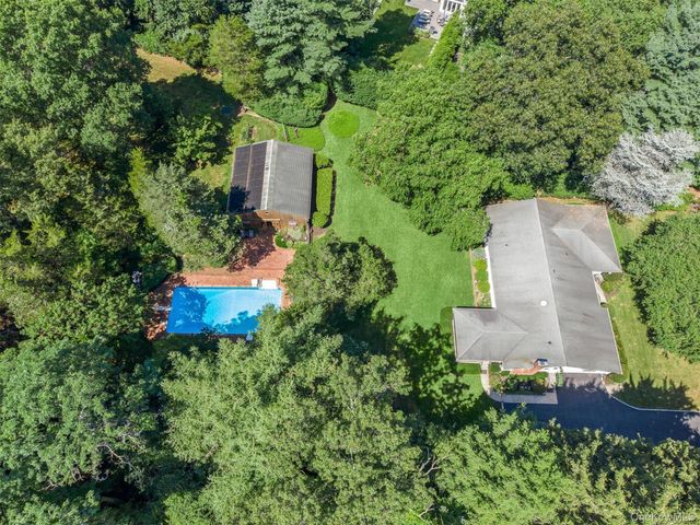 315 Laurel Lane, Laurel Hollow, NY 11791