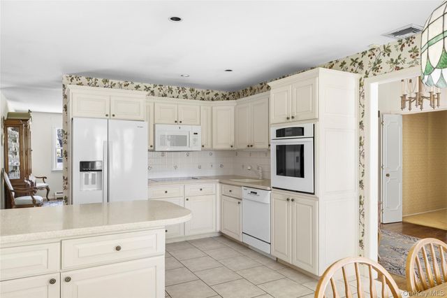 315 Laurel Lane, Laurel Hollow, NY 11791