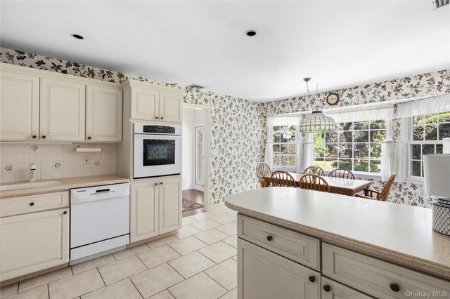 315 Laurel Lane, Laurel Hollow, NY 11791