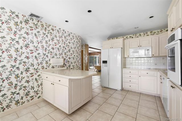 315 Laurel Lane, Laurel Hollow, NY 11791