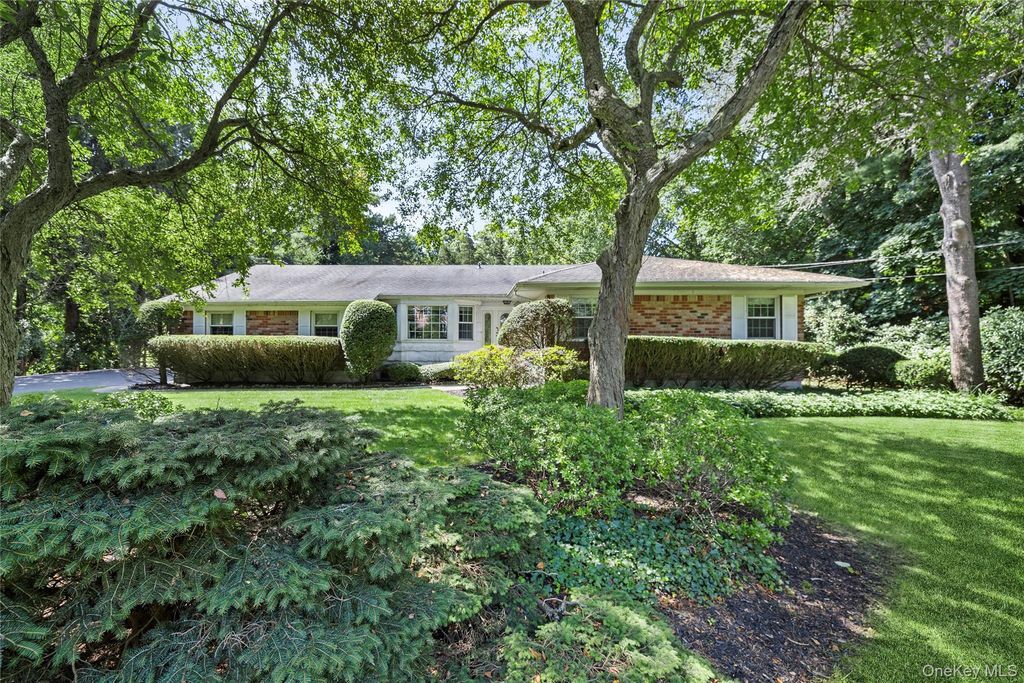 315 Laurel Lane, Laurel Hollow, NY 11791
