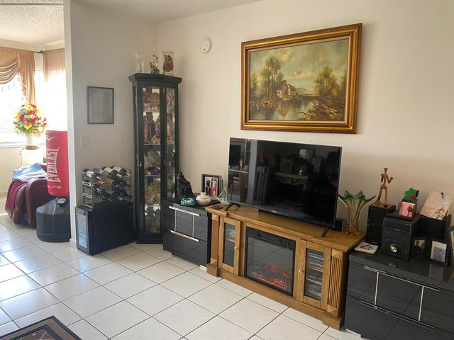 9821 Sunrise Lakes Boulevard 210, Sunrise, FL 33322