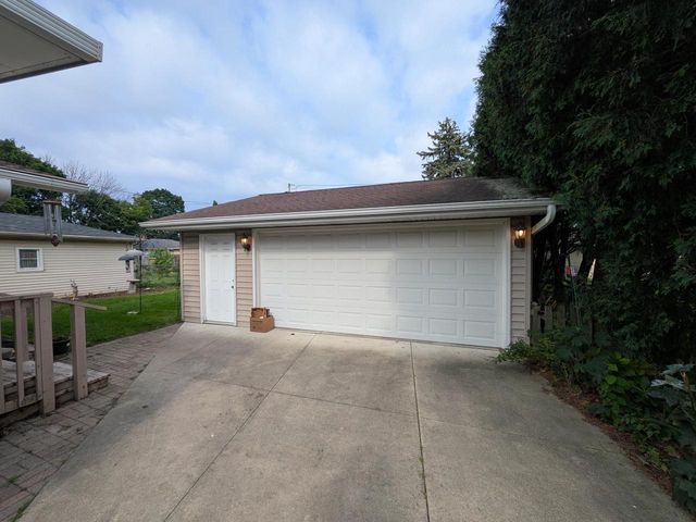 8041 19th AVENUE, Kenosha, WI 53143