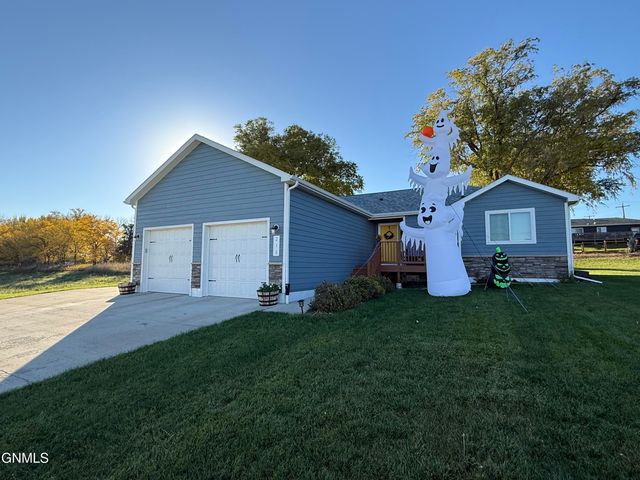 215 7th Avenue NE, Watford City, ND 58854 property photo
