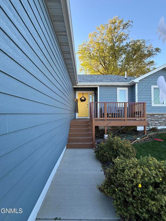215 7th Avenue NE, Watford City, ND 58854 photo 2