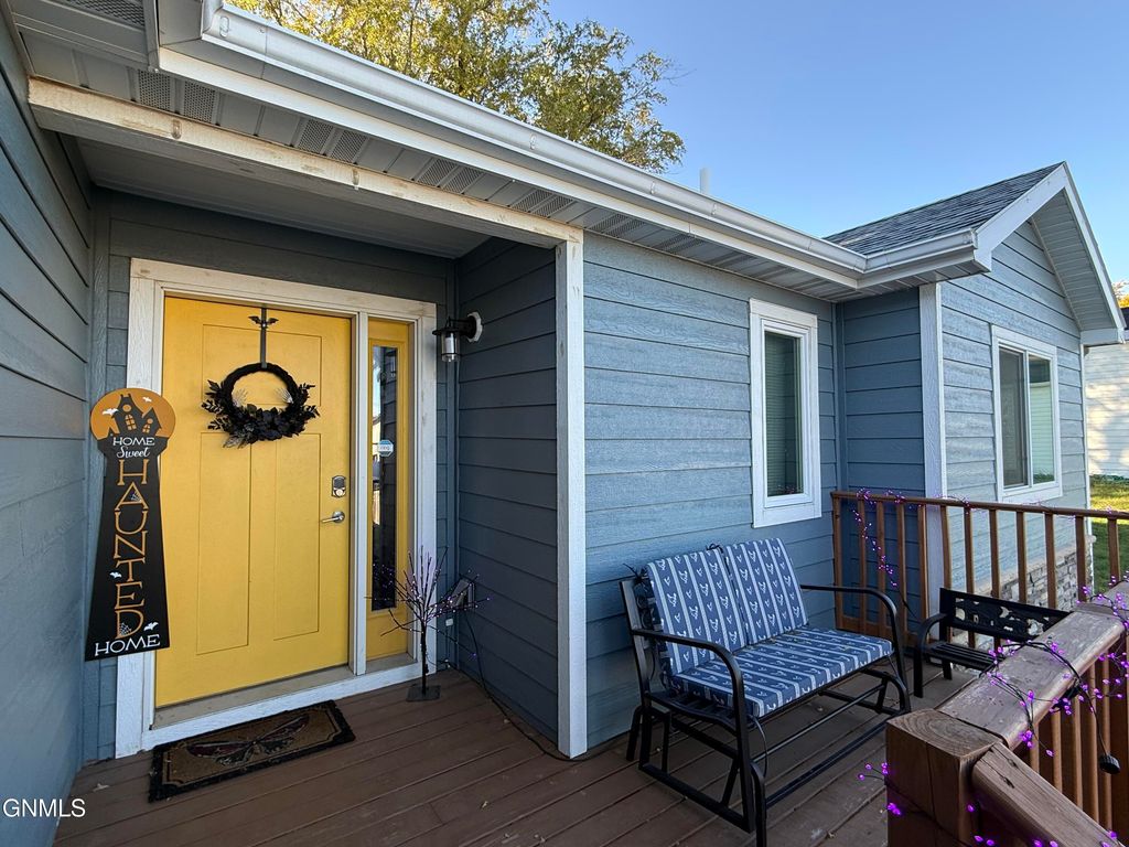 215 7th Avenue NE, Watford City, ND 58854 photo 3