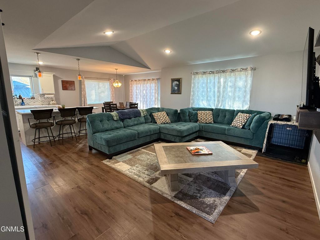 215 7th Avenue NE, Watford City, ND 58854 photo 4