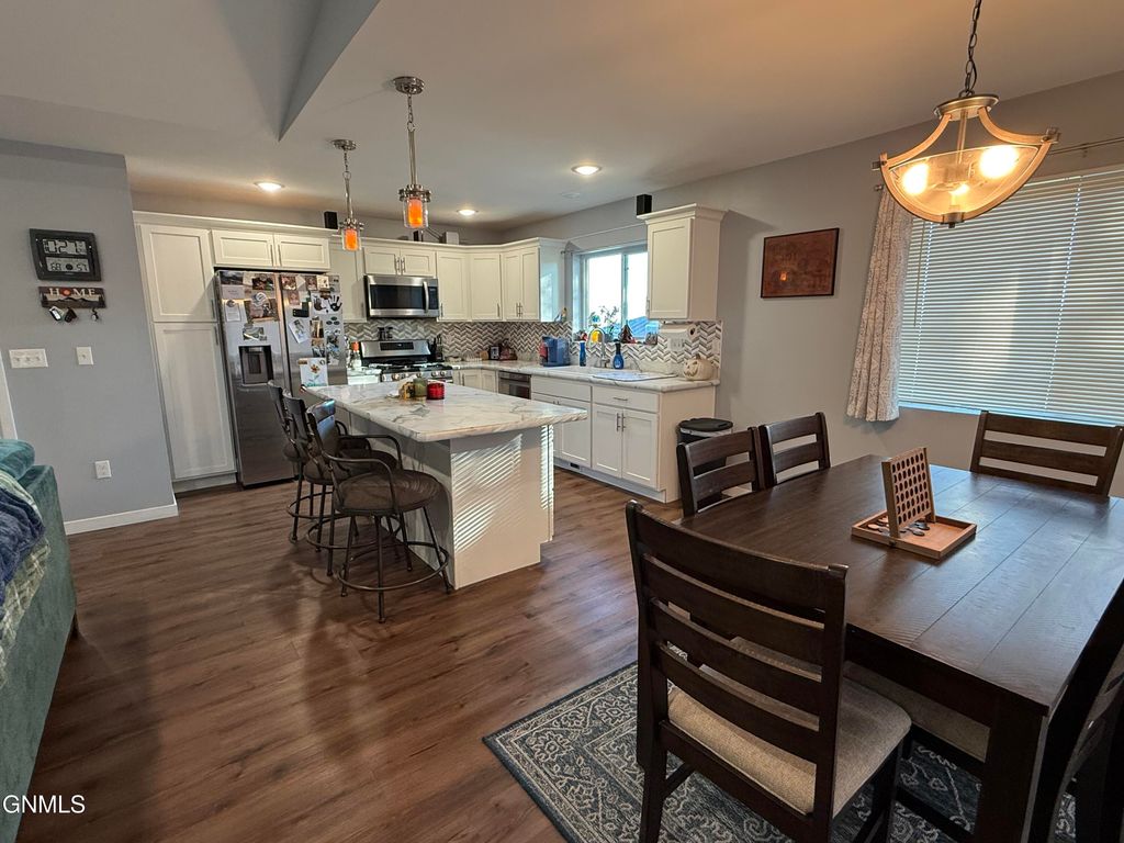 215 7th Avenue NE, Watford City, ND 58854 photo 5