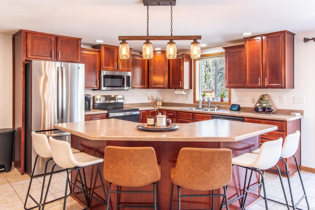 196 Hillcrest Avenue, Spicer, MN 56288