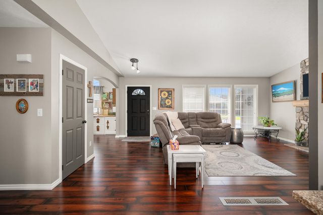 3807 E Tanager Ln, Mead, WA 99021