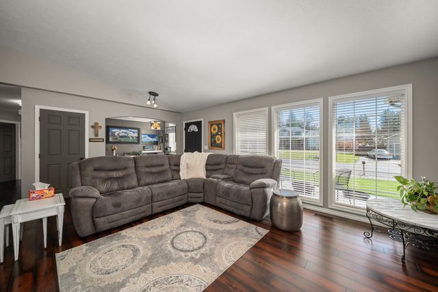 3807 E Tanager Ln, Mead, WA 99021