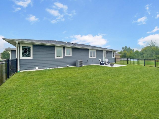 525 Washington CIRCLE, Oostburg, WI 53070
