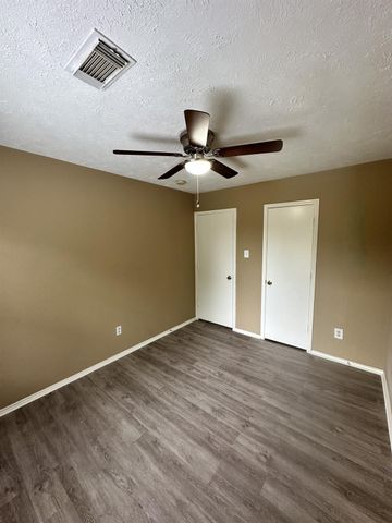 6910 Bayou Crest Drive, Houston, TX 77088