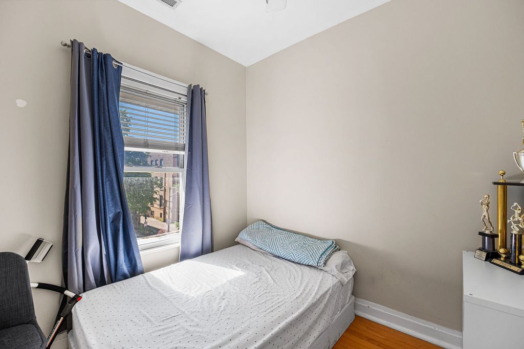 Image 11 of property listing at 4535 N Spaulding Avenue, Chicago, IL 60625