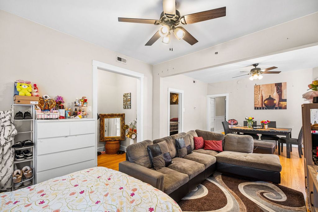 Image 13 of property listing at 4535 N Spaulding Avenue, Chicago, IL 60625
